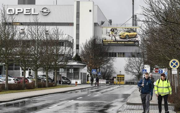 Trabajadores de Opel durante un cambio de turno en la sede principal de la ensambladora, en Eisenach (Alemania). FOTO EFE