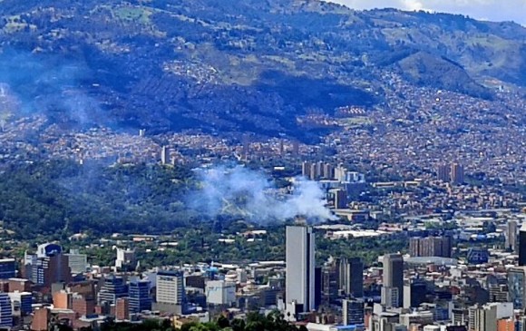 En la imagen se ve el área afectada, en el costado norte del cerro El Volador. Foto: Twitter DAGRD