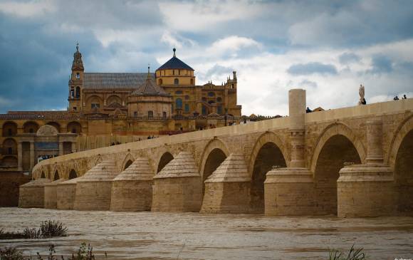 1. Puente de Córdoba, usado en la quinta temporada. 2. Winterfell se apoyó en locaciones de Irlanda del Norte. 3. Ait-Ben-Haddou, ciudad marroquí que en la serie es Yunkai. FOTO cortesía, hbo, wikipedia