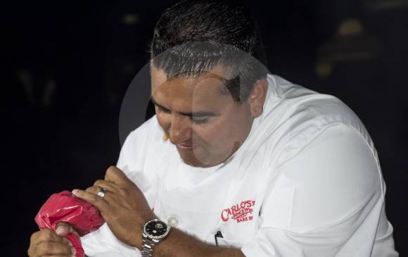Buddy Valastro decorando cupcakes en la Sweet Fair de Medellín. FOTOS JAIME PÉREZ