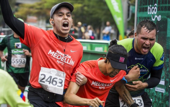 El momento en que Juan Camilo Arboleda era ayudado en la meta por dos participantes de la carrera. FOTO cortesía 