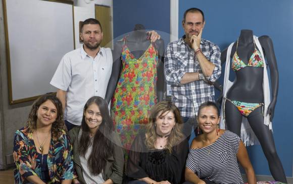Jorge López, gerente de Phax (derecha), junto a su equipo más próximo de trabajo en la firma antioqueña. FOTO Edwin Bustamante