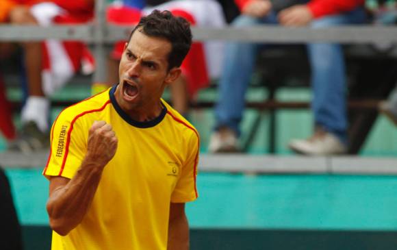 En la misma cancha de la que ayer salió furioso y derrotado, Santiago Giraldo había ganado el primer punto de la Davis. FOTO AFP