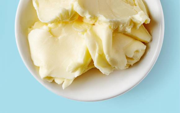Es un producto básico de la cocina y se recomienda utilizarla siempre muy fresca. Clarificada y saborizada son dos formas de consumirla. Foto: ShutterStock