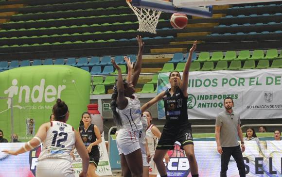 El quinteto Leonas Inder Medellín (negro) logró la clasificación a la final de la Liga Superior de baloncesto femenino que se disputa en la capital de la Montaña. FOTO CORTESÍA INDER