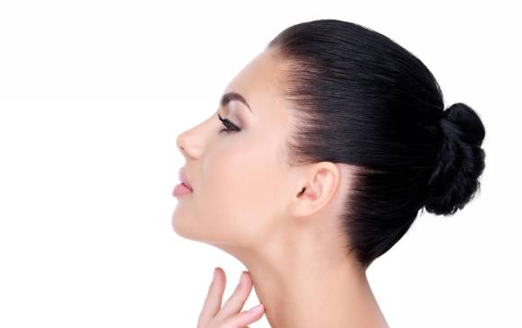 Buena limpieza, protección solar, antioxidantes y hasta ejercicios para ejercitar el cuello son recomendados. FOTO sstock