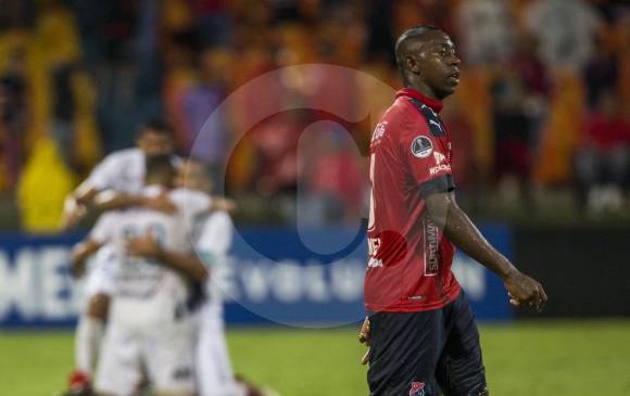 La alegría de los jugadores de Sol de América, reflejada por la clasificación, contrasta con la expresión de Juan Fernando Caicedo, por la eliminación del Medellín. FOTO julio césar Herrera 