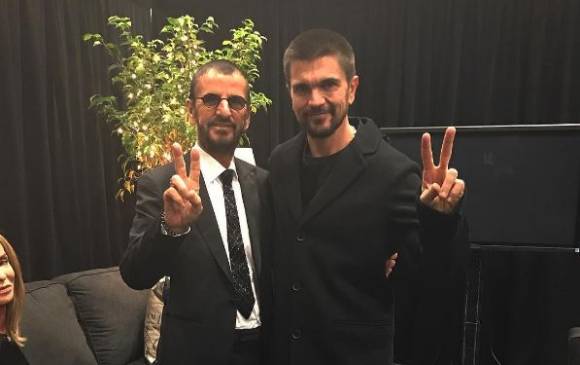 En su cuenta de Instagram el artista publicó algunas fotografías con los asistentes a los premios entre ellos Ringo Starr. Foto Instagram Juanes