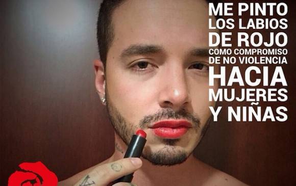 J. Balvin compartió su fotografía con los labios pintados de rojo en Twitter e Instagram. FOTO @jbalvin