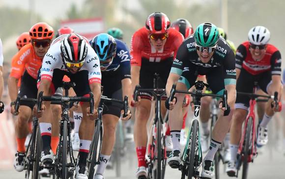 Además de liderar la general, Gaviria (izquierda) comanda las clasificaciones de jóvenes y puntos en el Tour of Guangxi. FOTO AFP