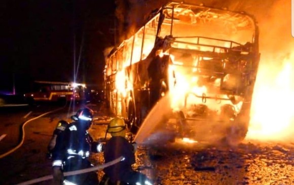 Los pasajeros alcanzaron a evacuar el bus. FOTO CORTESÍA BOMBEROS CALDAS