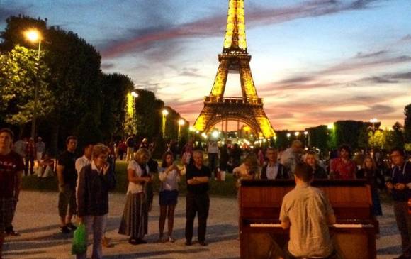 Dotan Negrin ha tocado su piano en ciudades tan representativas como París pero también en pequeños poblados. FOTO CORTESÍA