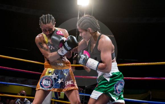 Imagen del combate entre la boxedora colombiana y la vanezolana. FOTO jaime pérez