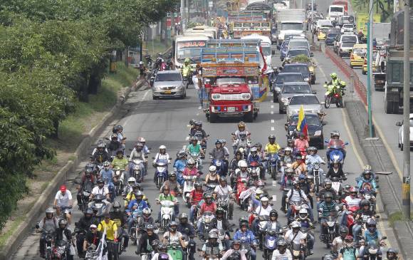 Ayer, durante el día 13 del paro nacional de docentes, los maestros realizaron una caravana en Medellín y concentraciones en otras ciudades del país. FOTO ROBINSON SÁENZ