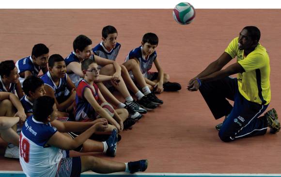 Juan Pablo Moreno se formó en los equipos del Salazar Herrera. Aquí comparte sus progresos y conocimientos con los niños de esta institución que le siguen los pasos. FOTO Jaime Pérez