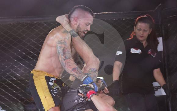 Jon Zárate (de pie) durante su último combate en Medellín. FOTO edwin bustamante