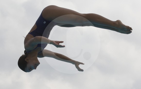Daniela Zapata durante uno de sus lanzamientos en la prueba de trampolín 3 metros. FOTO MANUEL SALDARRIAGA