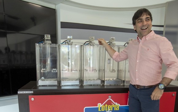 El regreso de la Lotería de Medellín con sus sorteos desde el viernes 15 anunciado por el gerente, David Mora, abre la esperanza de fortuna para miles de apostadores. FOTO EDWIN BUSTAMANTE