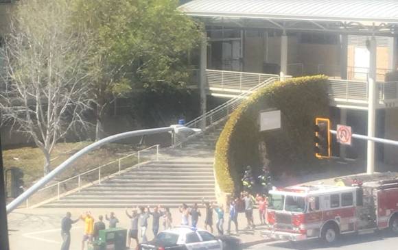 Empleados de Youtube son evacuados de las oficinas. FOTO REUTERS