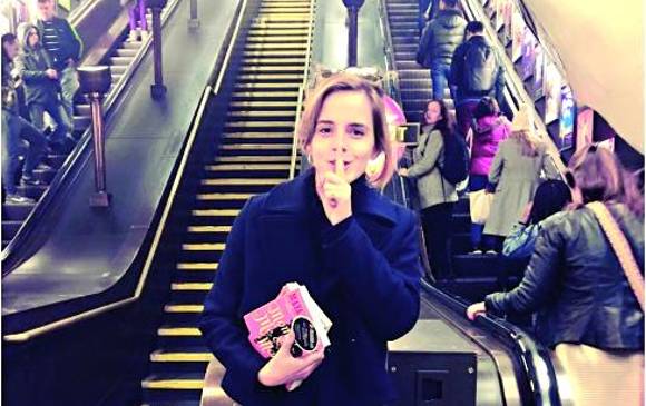 Emma escondió 100 copias del último libro de su club de lectura feminista en los Metros de Nueva York y de Londres.