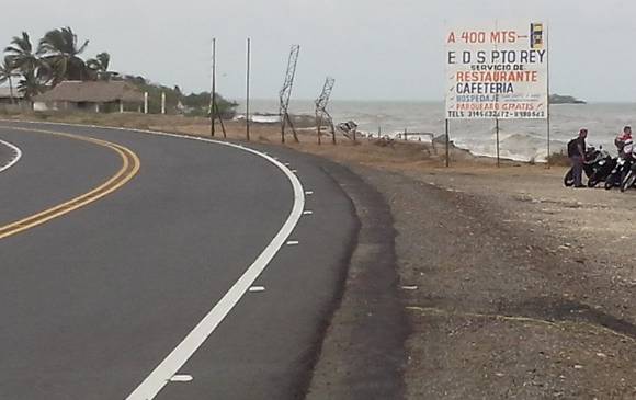 El mar se acerca cada vez más a la carretera que va del municipio antioqueño de Arboletes a Montería (Córdoba). FOTO cortesía