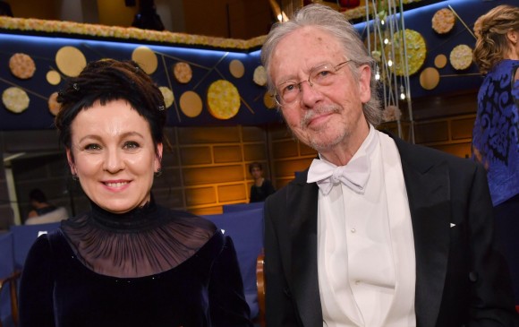 Olga Tokarczuk, ganadora del Nobel de Literatura 2018, y Peter Handke, el del 2019. Foto: Jonas Ekstromer - Efe