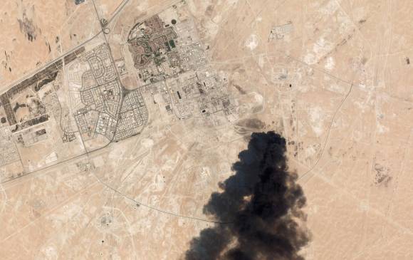 Vista satelital de la explosión generada por un dron en Abqaig, refinería de la petrolera saudí Aramco. FOTO AFP