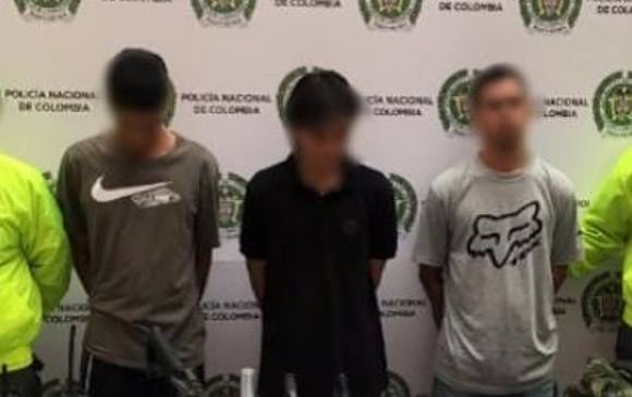 Estos son tres capturados en el barrio Prado, de Bello, sorprendidos con un arsenal y droga. FOTO: cortesía Policía Metropolitana.