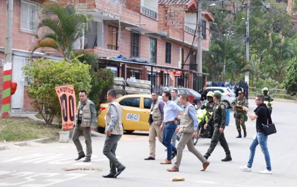 De los tres presuntos planes del crimen organizado para atentar contra Federico Gutiérrez, ninguno ha sido esclarecido por la Fiscalía. El alcalde estuvo ayer en Altavista. FOTO cortesía alcaldía