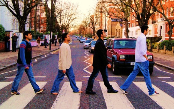 Diariamente, grupos de personas replican la imagen de Abbey Road y le aportan su toque único. 