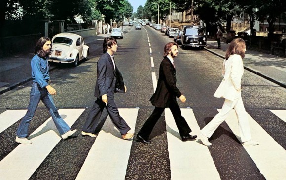 George, Paul, Ringo y John cruzaron Abbey Road en agosto de 1969 en una sesión de fotos dirigida por Iain Macmillan. Foto: Portada del álbum.