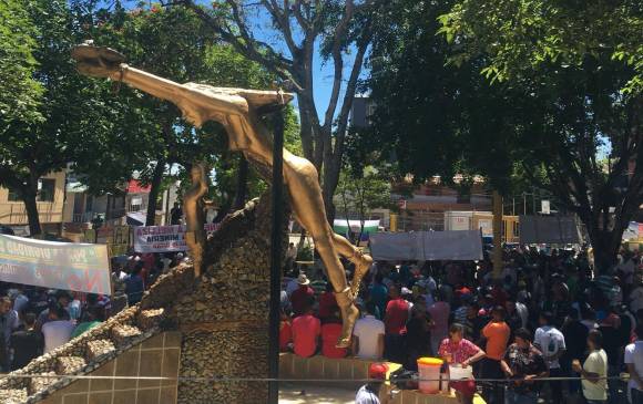 Con arengas y pancartas los mineros exigieron a las autoridades que les cumplan con acuerdos de formalización. La movilización se realizó en el parque principal de Segovia. FOTO Federico ríos