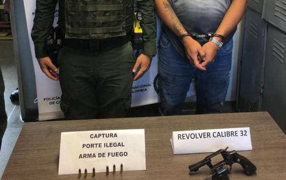 El capturado de 23 años, con el arma y las municiones que portaba cuando trató de cometer el robo. FOTO: cortesía Policía Metropolitana.