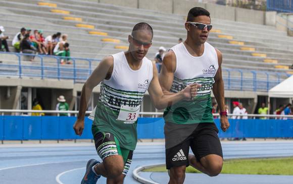 Juan David Velásquez y su guía Andrés Felipe Álvarez comparten desde hace un año en las pistas. FOTO julio césar herrera 