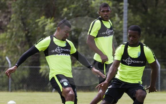 El que conduce la pelota es Farid Díaz, lateral izquierdo que aporta marca y salida. FOTO Jaime Pérez