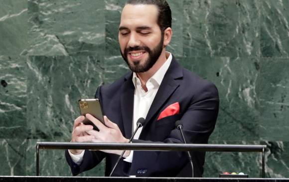 Nayib Bukele mientras se foto una selfi con el nuevo iPhone 11 Pro en la Asamblea de la ONU. FOTO EFE