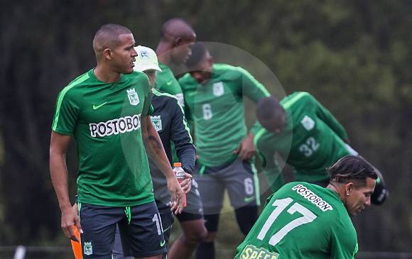 Macnelly Torres y Dayro Moreno se quedaron trabajando en Guarne con miras al clásico ante Medellín el próximo domingo. Nacional viajó a Bolivia con 19 jugadores. FOTO julio césar herrera