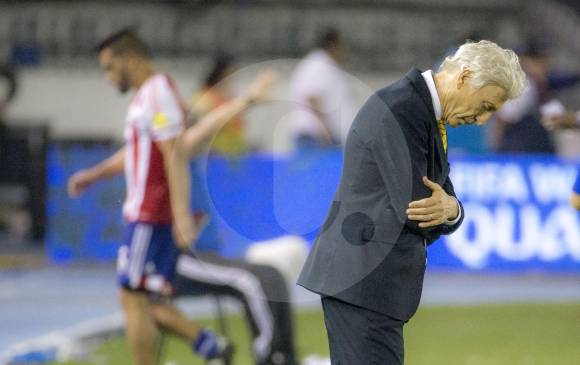 Así terminó el técnico José Pekerman el partido ante Paraguay. Para el duelo en Perú no podrá actuar el zaguero central Cristian Zapata, por acumulación de amarillas. FOTO Juan Antonio Sánchez