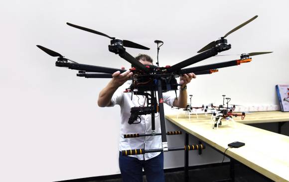 Los drones tienen su ciencia. Los pilotos profesionales se preparan para volarlos. Necesitan tolerancia a la frustración, porque siempre está la posibilidad de una caída. FOTO afp