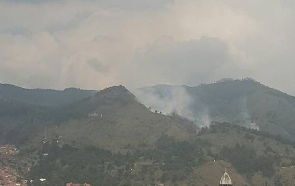 La columna de humo se ve desde toda la ciudad. Foto tomada de Twitter @JalexisDuque 