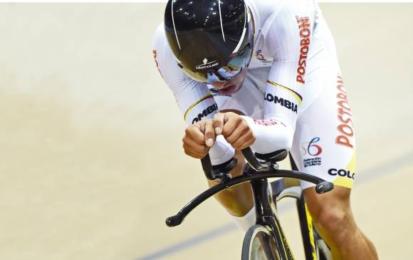 Gaviria (arriba) ganó la prueba del omnium de la Copa Mundo de Londres en diciembre. FOTO afp