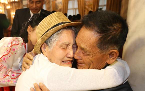 La surcoreana Lee Gyum-seom (Iz), de 92 años, abraza a su hijo, el norcoreano Lee Sang-chol, de 71. FOTO EFE