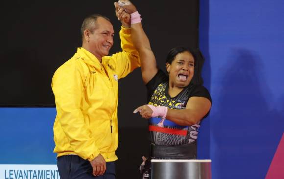 Oswaldo Pinilla y una de las pesistas más talentosas y carismáticas del país, Mercedes Pérez. FOTO COLPRENSA 