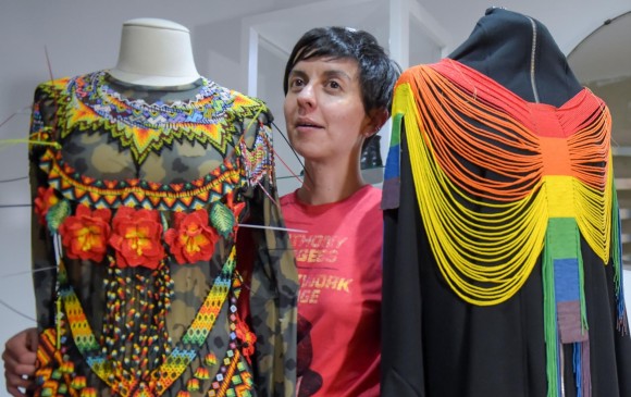Una indígena transgénero y una diseñadora conquistan las pasarelas