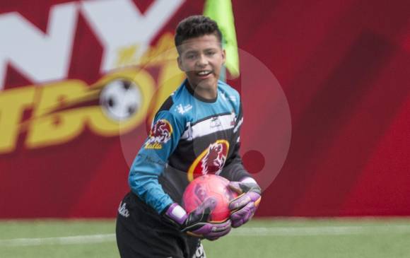 Cristian Holguín dice que su mejor habilidad es atajar los balones a ras de piso. FOTO edwin bustamante 