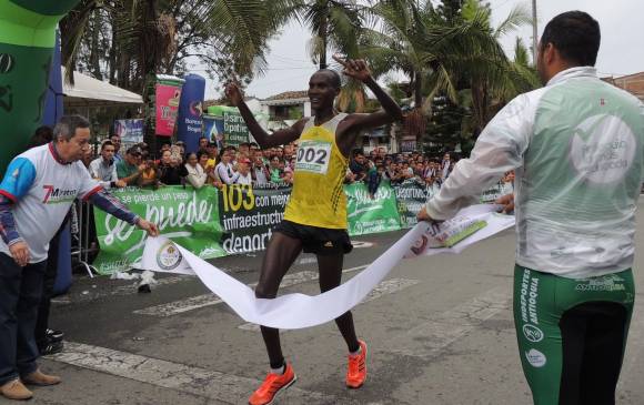 En solitario arribó a la meta el keniano Peter Lemayian Nkaya en la media maratón de La Ceja. FOTO cortesía William Cano