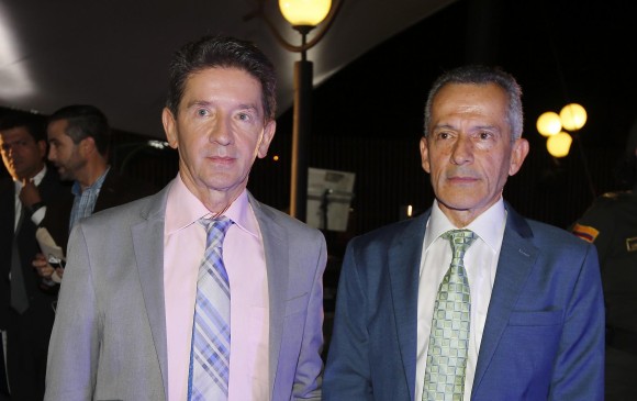 De izquiera a derecha, el gobernador de Antioquia, Luis Pérez Gutiérrez, y el gerente General de la Fábrica de Licores de Antioquia (FLA), Iván Correa Calderón. Foto Manuel Saldarriaga.