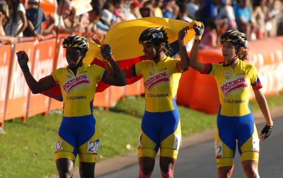 Festejo del equipo femenino de Colombia en relevos, en Rosario. FOTO Luis RamÍrez-Fedepatín