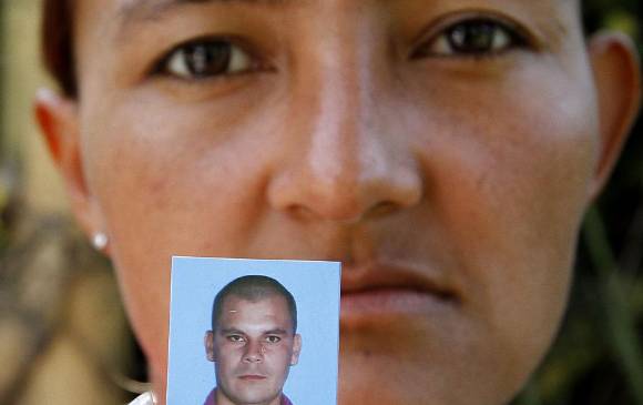 La espera de familiares y amigos de los mineros atrapados, por un rescate que en principio se anunció para tres días, estaría por terminar, según los últimos reportes. Alexandra Muriel está a la espera de su esposo Róbinson Arley Mejía. FOTO DONALDO ZULUAGA