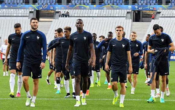 André Pierre Gignac (izquierda), Paul Pogba (centro) y Antoine Griezmann (derecha), comandantes y referentes del grupo francés que quiere festejar en su casa el próximo 10 de julio. FOTO afp